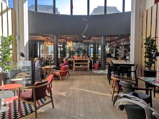 Le lobby de l'hôtel Novotel Paris Vaugirard Montparnasse mène directement au restaurant Quindici de...