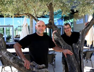 A l'ombre de l'olivier, sur la terrasse de leur nouveau restaurant, Olivier Douet et Stéphane...