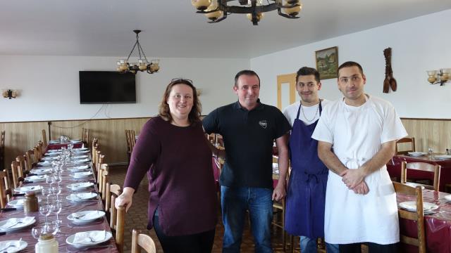 Muriel et Didier Teyssot avec Aurélien Duinat, en cuisine, et Vincent Royer, en service dans la salle avec ses grandes tablées.