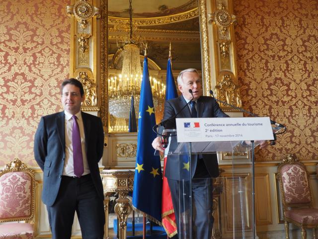 Le secrétaire d'Etat Matthias Fekl et Jean-Marc Ayrault lors de la 2ème Conférence annuelle du tourisme.