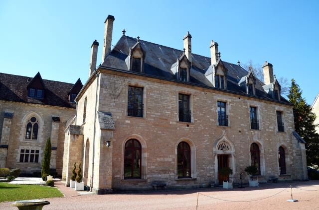 L'Abbaye de La Bussière et ses deux restaurants (le 1131 et le Bistrot des Moines) opère un retour aux sources avec une cuisine simple et dépouillée, réalisée par Guillaume Royer.