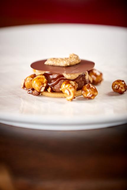 Dessert de Gilles Marchal : Crème chocolat grand cru ensablée, vanille, caramel, praliné et noisettes.