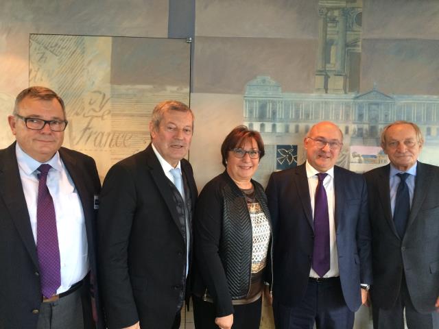 De g à d : Michel Morin (SNRTC), Roland Héguy, Martine Pinville, Michel Sapin et Jacques Barré (GNC).