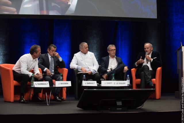 Christian Le Squer (au micro), Stéphane Raimbault, Jacques Maximin et Joël Garault lors de l'un des principaux débats sur le métier de chef