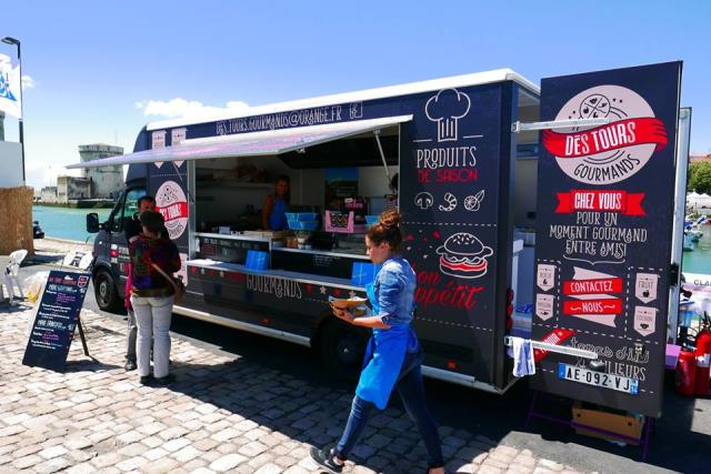 Le camion 'Des Tours Gourmands', ici lors d'un événement à la Rochelle. Il semble que les restaurateurs sédentaires, les ambulants et les collectivités peinent à se comprendre.