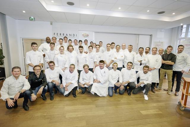 Les candidats avec les membres du jury et les commis de Ferrandi Paris.