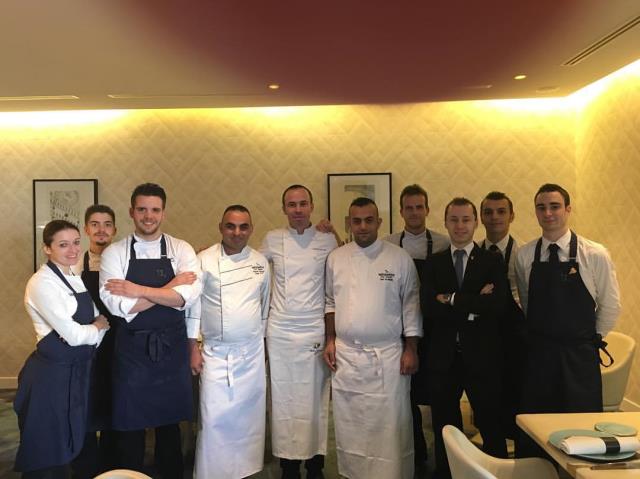 De gauche à droite : Gwenaëlle Rayneau, pâtissière, Thibault Rappolt , commis de cuisine  Aurélien Largeau , chef de partie, Ahmad Ammar, Chef de l'hôtel Mövenpick à Ramallah, Christophe Hay, chef de la maison d'à côté, Khatib Sari, Second de cuisine de A