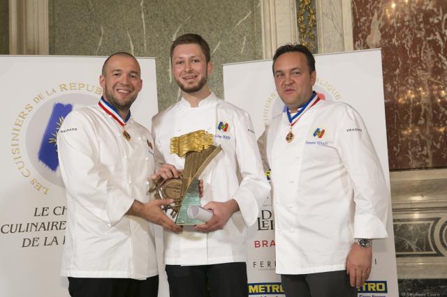 Gildas Perin, gagnant du Challenge Culinaire 2015, aux côtés de Guillaume Gomez et Emmanuel Renaut, président du jury en 2015.