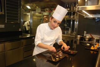 La demi-Chef de partie pâtisserie Marie Meunier enchantent papilles et pupilles des clients du...