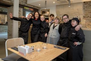 Farida El Hadek, chef de cuisine et éducatrice spécialisée, en compagnie des cinq employés atteints...