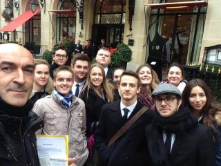 Les étudiants du lycée devant le plaza Athénée