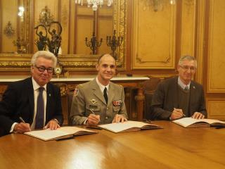 C'est dans les salons très prestigieux des Invalides que les trois hommes hommes ont signé la...