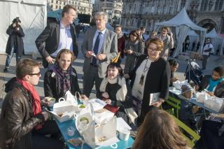 Stéphane Le Foll lors du brunch anti-gaspi du 16 octobre, sur le parvis de l'Hôtel de Ville à...