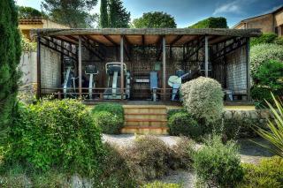 Au Mas Candille à Mougins, la salle de fitness est ouverte sur l'extérieure, avec vue sur la plaine...