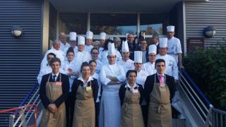 Les finalistes avec les membres du jury et de l'association le Bonheur dans la Cuisine