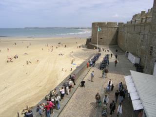 En contrebas, la Buvette des Bains à Saint-Malo.