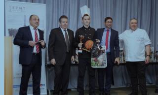 photo d'Adrien Prineau (au centre), 3ème lauréat de la catégorie apprentis et titulaire d'une MC...