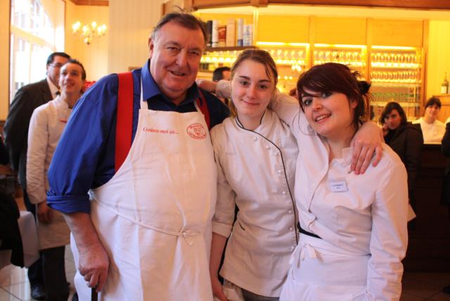 Pierrot, qui a parrainé le concours, pose avec le binôme gagnant.