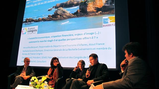 Biarritz : auditorium du palais des congrès Le Bellevue, Pour animer la table ronde de g à d : Jean Marie Poutrel, consultant,Veruschka Becquart, responsable du département tourisme d'affaires Atout France, Nathalie Durand Deshayes, directrice générale de