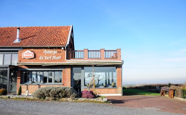 L'auberge offre une vue imprenable sur la campagne.