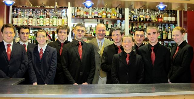 Encadrant Colin Field, (au centre) chef du bar Hemingway du Ritz à Paris les dix candidats : Arcachon :  Benoît Fiol ( 2e à droite) Eglantine Danet, Morane Degraves ; de Talence, Pierre Chabenat  ( 3e à droite), Quentin Cartier, Guillaume Pouyet, Maxime F