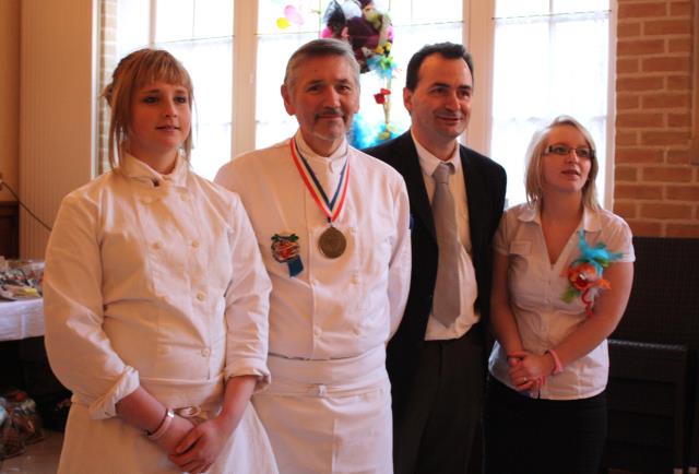 Léna Leroy (meilleure apprentie cuisine), Jacky Le Flon, formateur en cuisine, Josian Roussel, formateur en salle et Justine Bailleul (apprentie salle)