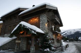 Le restaurant Le Plantin est situé à trois kilomètres de Méribel, au pied des pistes de ski.