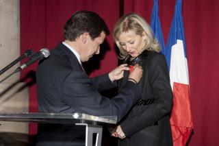 Gilles Pélisson remet les insignes de Chevalier dans l'Ordre National de la Légion d'Honneur à...