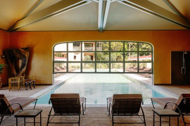 La piscine de 25 mètres intérieure et extérieure du nouveau spa Glow House, par Clarins.