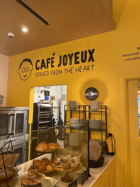 Les employés du Café Joyeux prenant les commandes. 