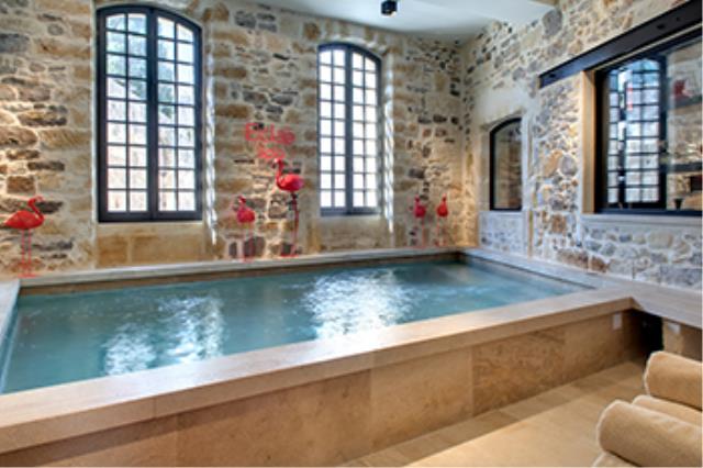 Le bassin de nage en pierre du spa Eclaé, à l’hôtel des remparts d’Aigues-Mortes (Gard) : ce type d’équipement structurel doit être prévu au moment de la construction.  