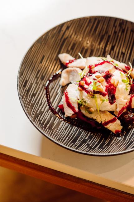 Au restaurant le Comptoir des Fables, à Paris, le grès des assiettes se révèle... complètement barré !