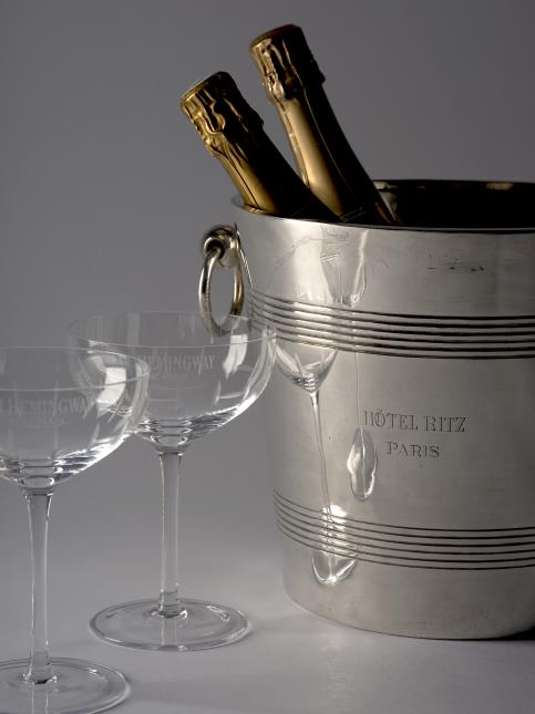 Verres et seau à champagne du mythique Bar Hemingway, vendus aux enchères chez Artcurial.