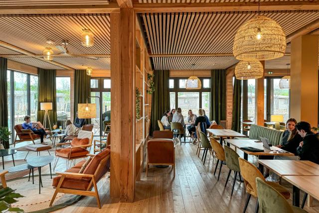 Le bois est omniprésent dans la décoration du Café-hôtel du bout du parc, notamment dans les espaces communs. 