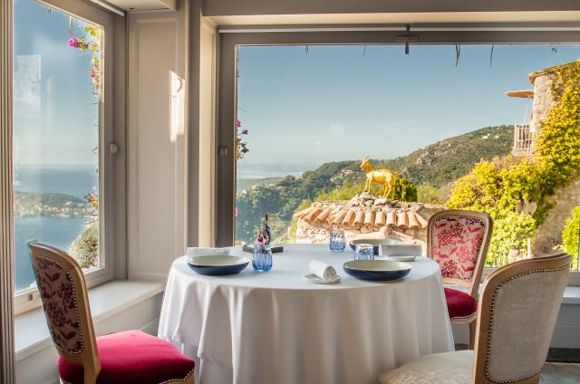 La salle du restaurant La Chèvre d'or avec vue sur la Méditerranée sera entièrement redécorée lors de la fermeture hivernale.