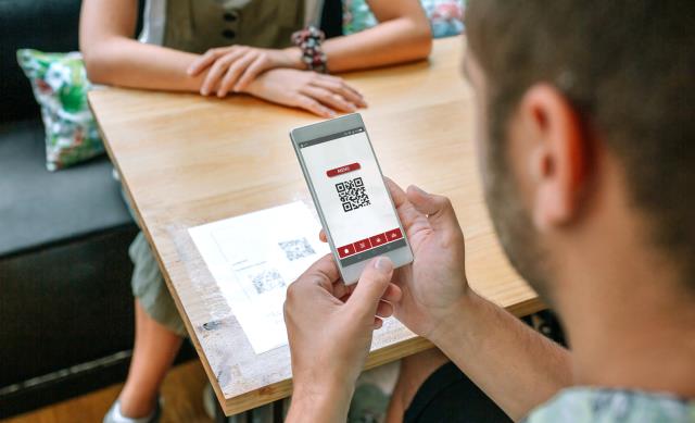 Il a trouvé sa place sur les tables des restaurants depuis le Covid-19 pour favoriser le sans contact, la lecture du QR code depuis un smartphone permet de consulter la carte digitale du restaurant et de payer l'addition.