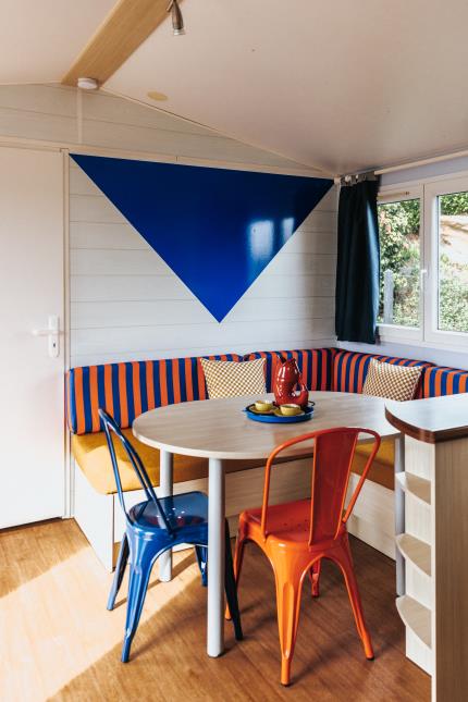 Un décor aux couleurs vives évoquant les années 1950 dans les bungalows du Camping Liberté, ouvert par Adrien Gloaguen à Landrellec (Côtes-d'Armor).