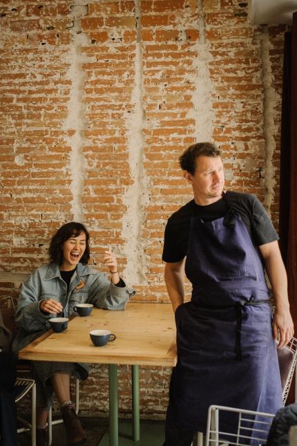 Harry Cummins et son associée Laura Vidal, cofondateurs de La Mercerie, font partie de la nouvelle scène culinaire marseillaise.