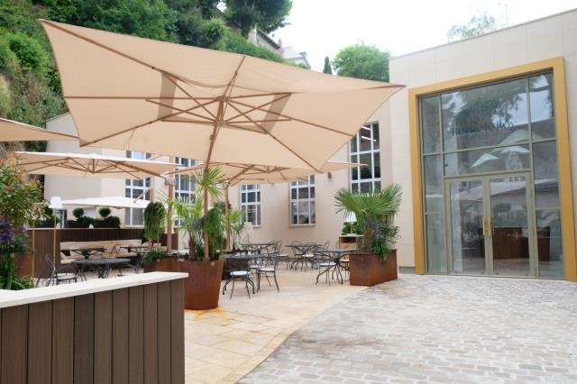 La nouvelle terrasse du restaurant La Roche Le Roy accueillera les 50 couverts maximum les jours de beaux temps