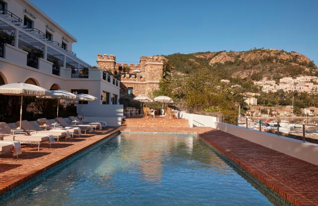 Piscine et bar au Château de Théoule.