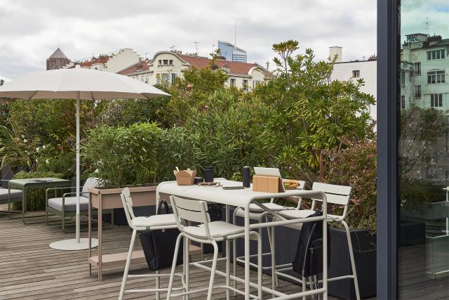 La table haute WORK et les tabourets hauts LUXEMBOURG, couleur Gris argile.