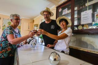 Bernard et Jacqueline Lelorrain, à droite, derrière le comptoir.