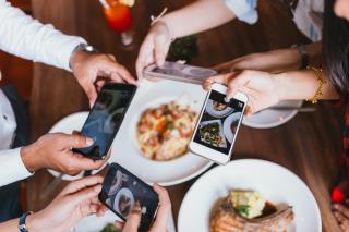 En photographiant les plats et en partegant sur les réseaux sociaux, vos clients deviennent les...