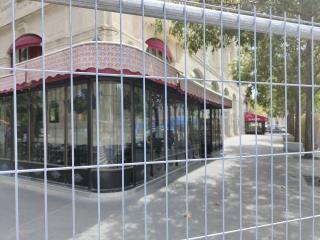 Place du Châtelet, à Paris, certains cafés et restaurants, situés dans le périmètre gris, ont préféré fermer leurs portes faute de clients.