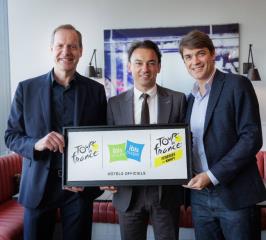 De gauche à droite : Christian Prudhomme, directeur du Tour de France, Patrick Mendes, DG Accor Europe & Afrique du Nord, et Julien Goupil, directeur médias & partenariats ASO, lors de l’annonce du partenariat.