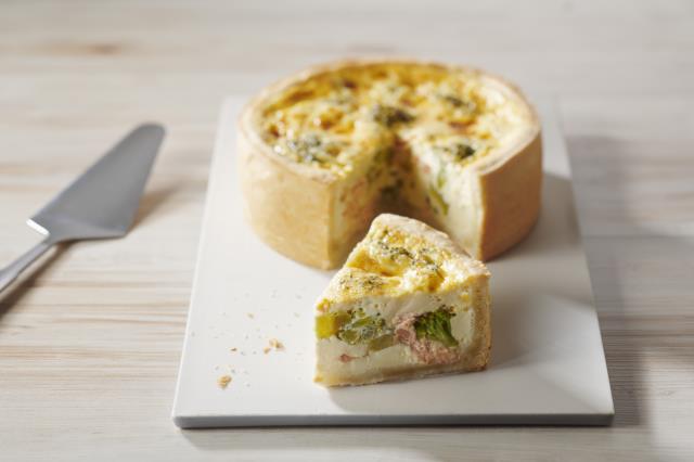 Quiche saumon & brocolis, réalisée avec l'Appareil à quiche Plein Air Ovoteam.