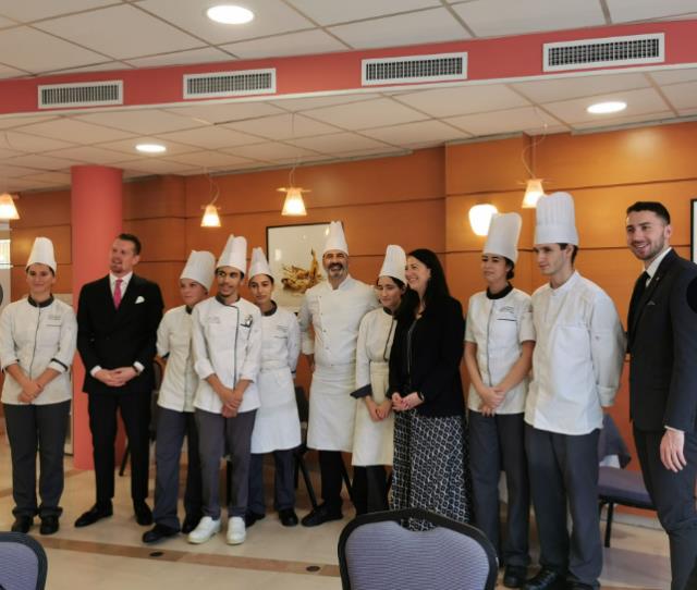 La brigade de cuisiniers du lycée Anne-Sophie Pic et l'équipe du George V