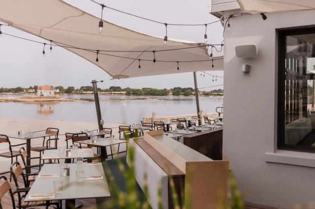 Pour cette terrasse bretonne, face à l’océan et qui épouse les contours du restaurant, le designer et architecte d’intérieur Joran Briand a imaginé une toile, « comme une voile », pour protéger du soleil et du vent.