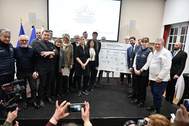 Fabienne Buccio, préfète de la région Auvergne-Rhône-Alpes, et Fabrice Pannekoucke, président du conseil régional, ont signé la convention de lancement du Centre National de la Gastronomie aux côtés de Guillaume Gomez et des représentants des filières pro