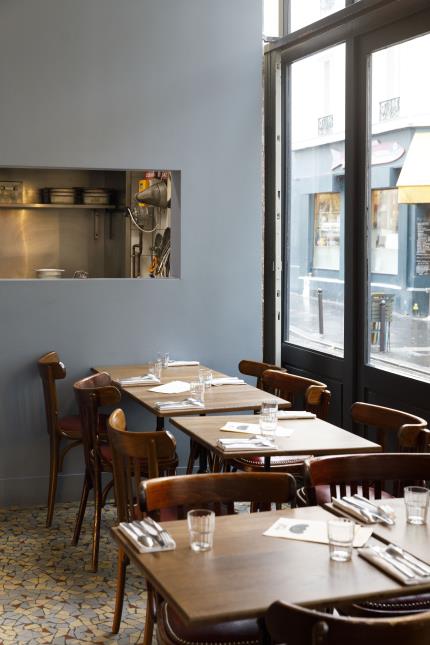 La salle d'Ajar, table pensée comme un bistrot de quartier.